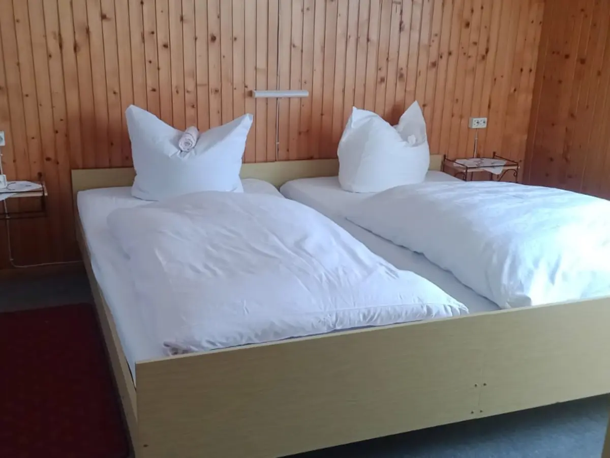Doppelzimmer mit zwei Betten im Gasthaus zur Grenze