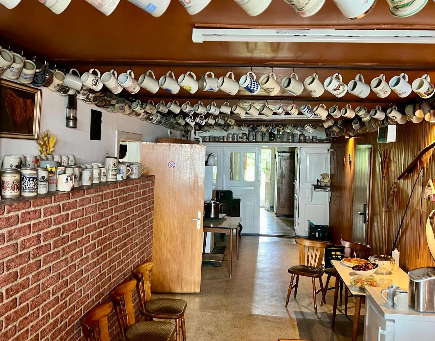 Historischer Gastraum mit Theke und Tassensammlung
